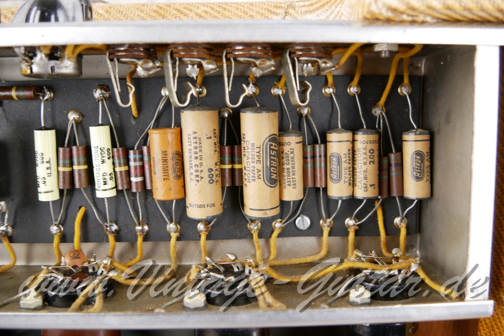 Fender_Pro_Amp_1x15_Tweed_wide_panel_1953-010.jpg