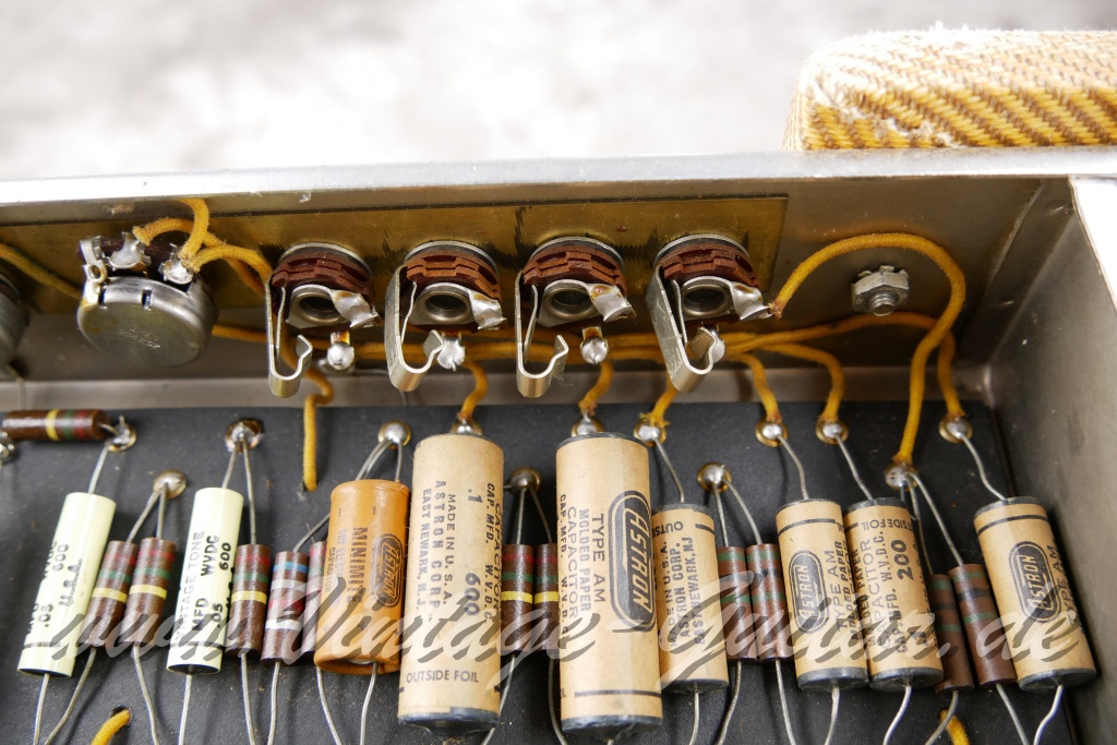 Fender_Pro_Amp_1x15_Tweed_wide_panel_1953-013.jpg