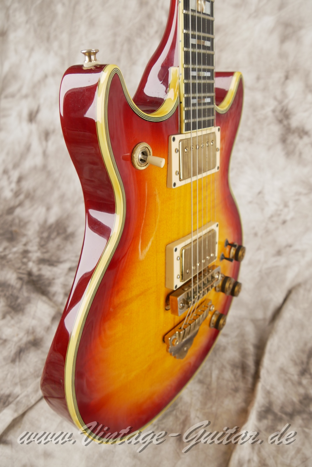 img/vintage/6040/Ibanez_Artist_AR_300_Japan_cherry_sunburst_1981-009.jpg