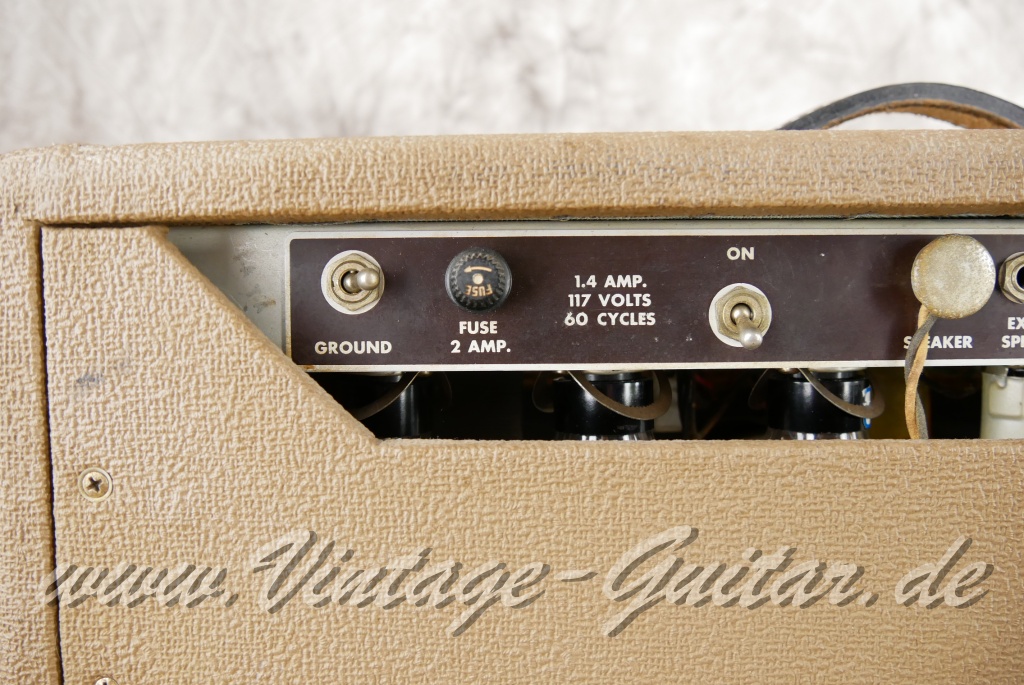Fender_Vibrolux_Amp_brownface_1x12_USA_1962-007.jpg