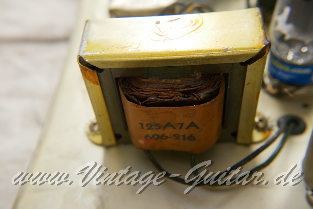 Fender_Vibrolux_Amp_brownface_1x12_USA_1962-018.jpg
