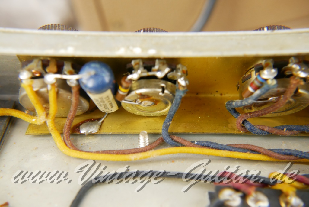 Fender_Vibrolux_Amp_brownface_1x12_USA_1962-025.jpg