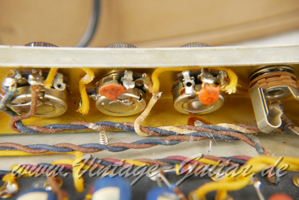 Fender_Vibrolux_Amp_brownface_1x12_USA_1962-026.jpg
