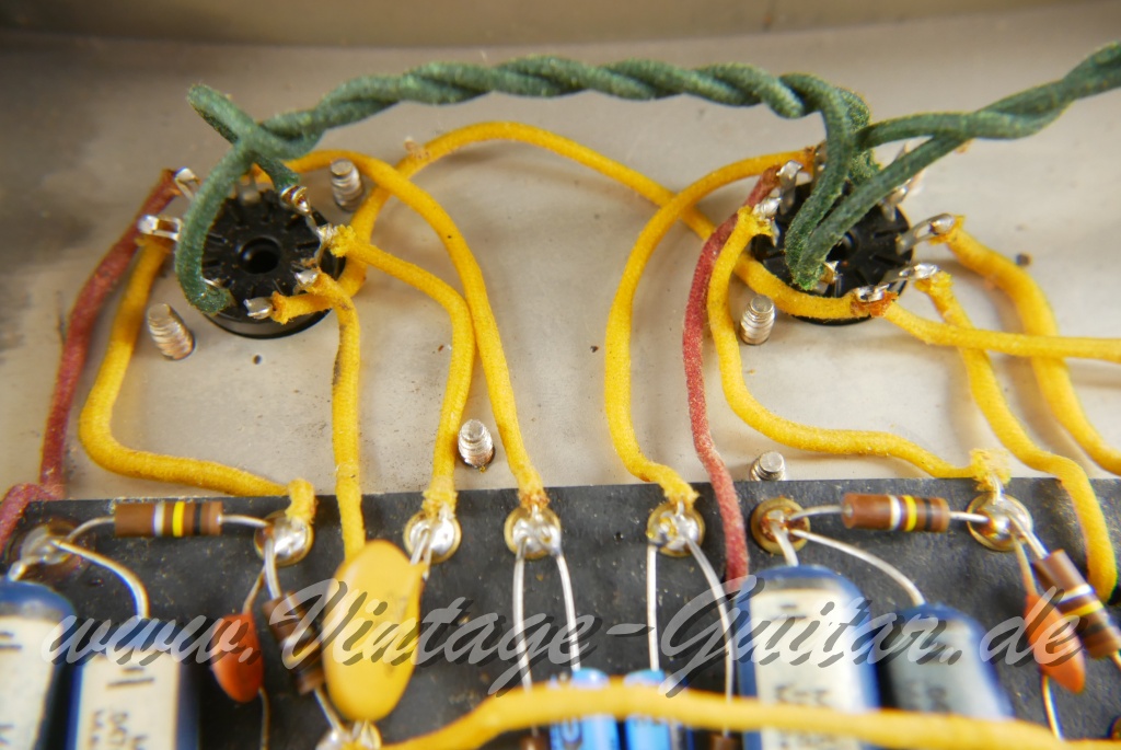 Fender_Vibrolux_Amp_brownface_1x12_USA_1962-032.jpg