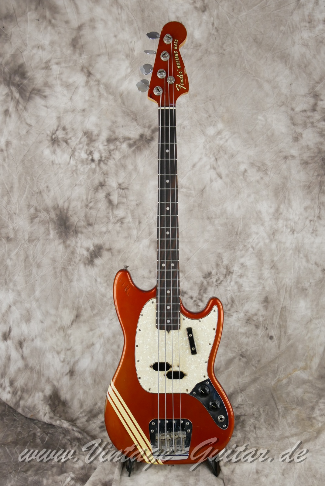 Fender_Mustang_Bass_competition_candy_apple_red_1970-001.jpg