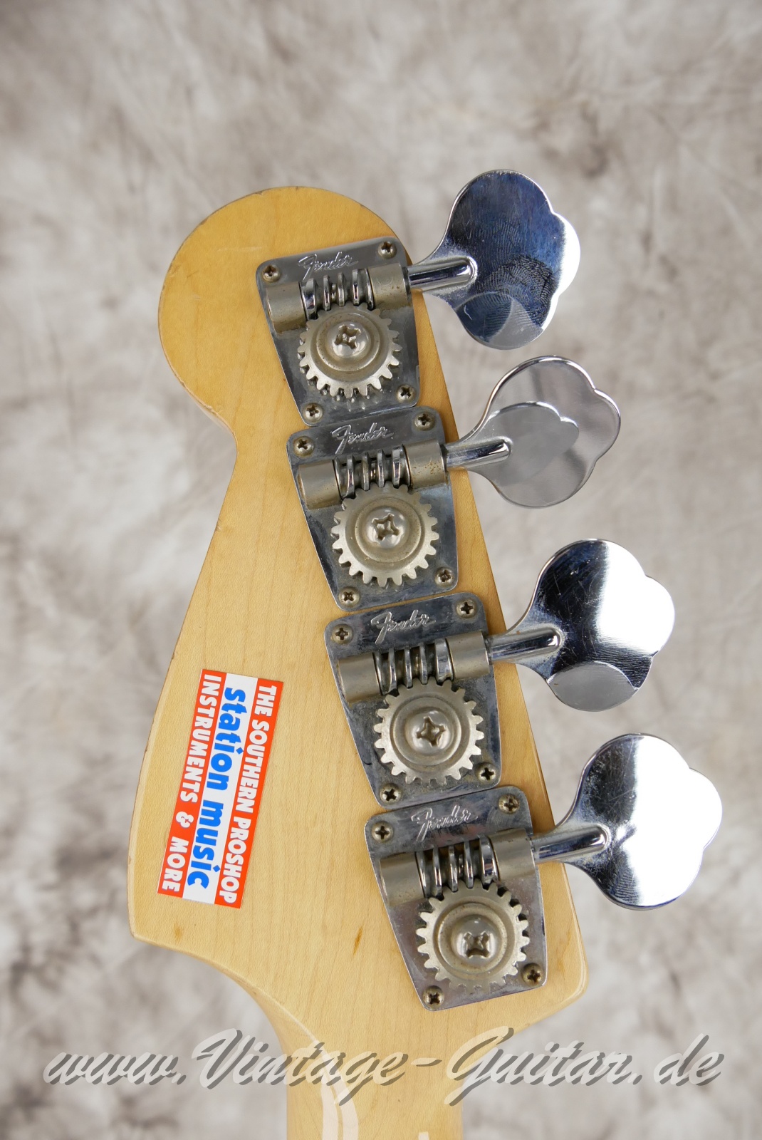 img/vintage/6058/Fender_Mustang_Bass_competition_candy_apple_red_1970-004.jpg