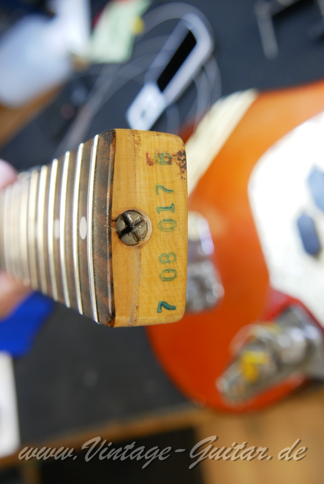 img/vintage/6058/Fender_Mustang_Bass_competition_candy_apple_red_1970-018.JPG