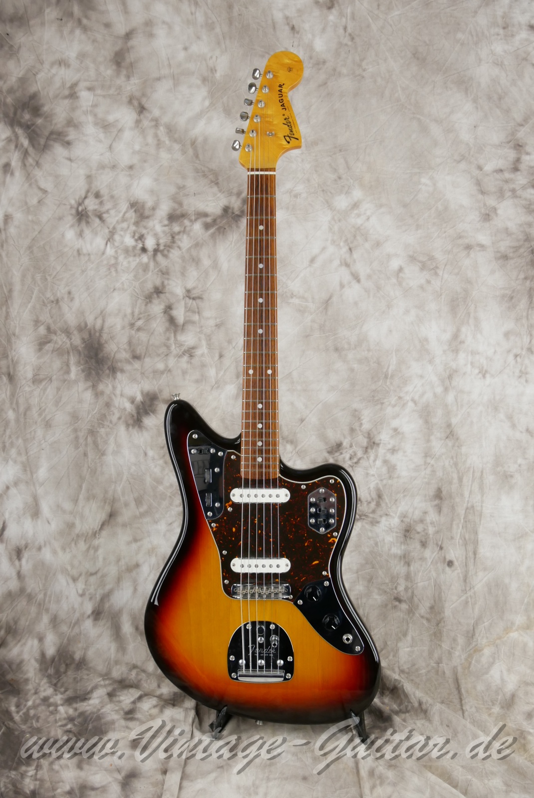 Fender-Jaguar-CIJ-2006-sunburst-001.jpg