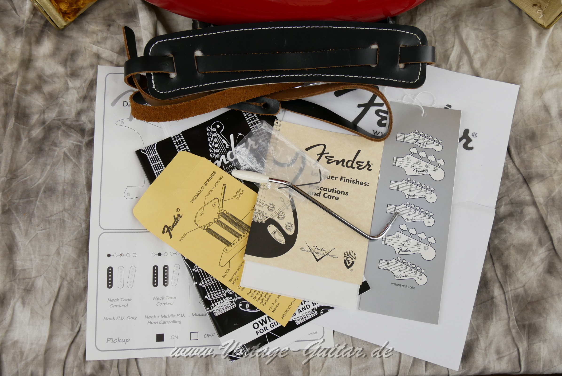 img/vintage/6066/Fender_Stratocaster_Eric_Johnson_dakota_red_rosewood_board_USA_2011-013.jpg