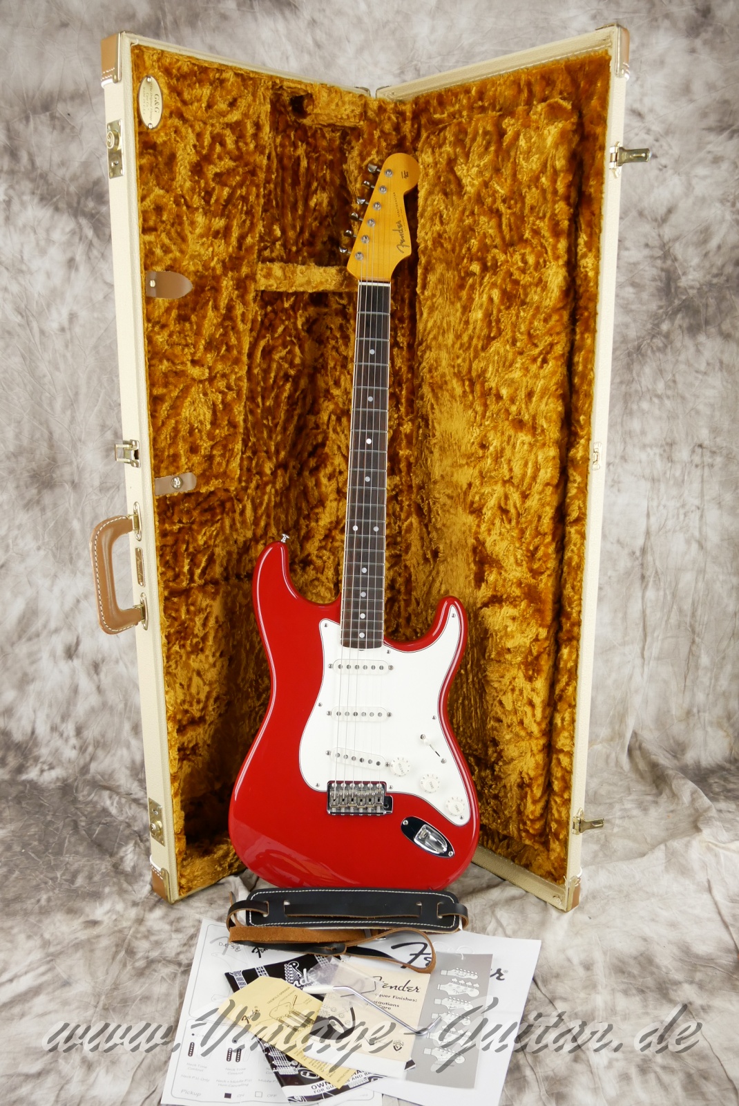 img/vintage/6066/Fender_Stratocaster_Eric_Johnson_dakota_red_rosewood_board_USA_2011-014.jpg