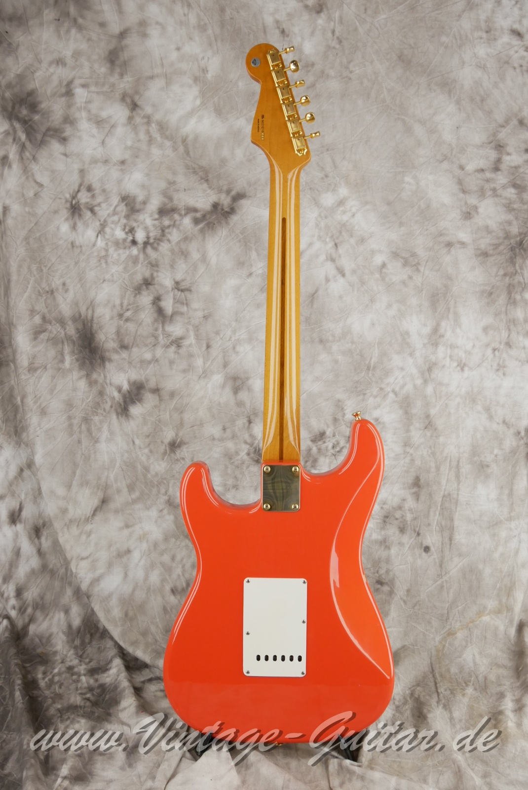img/vintage/6068/Fender_Stratocaster_classic_player_fiesta_red_Mexico_2006-002.JPG