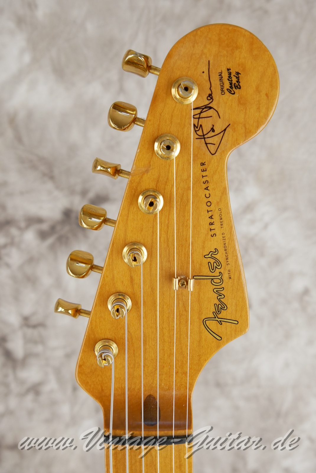 img/vintage/6068/Fender_Stratocaster_classic_player_fiesta_red_Mexico_2006-003.jpg