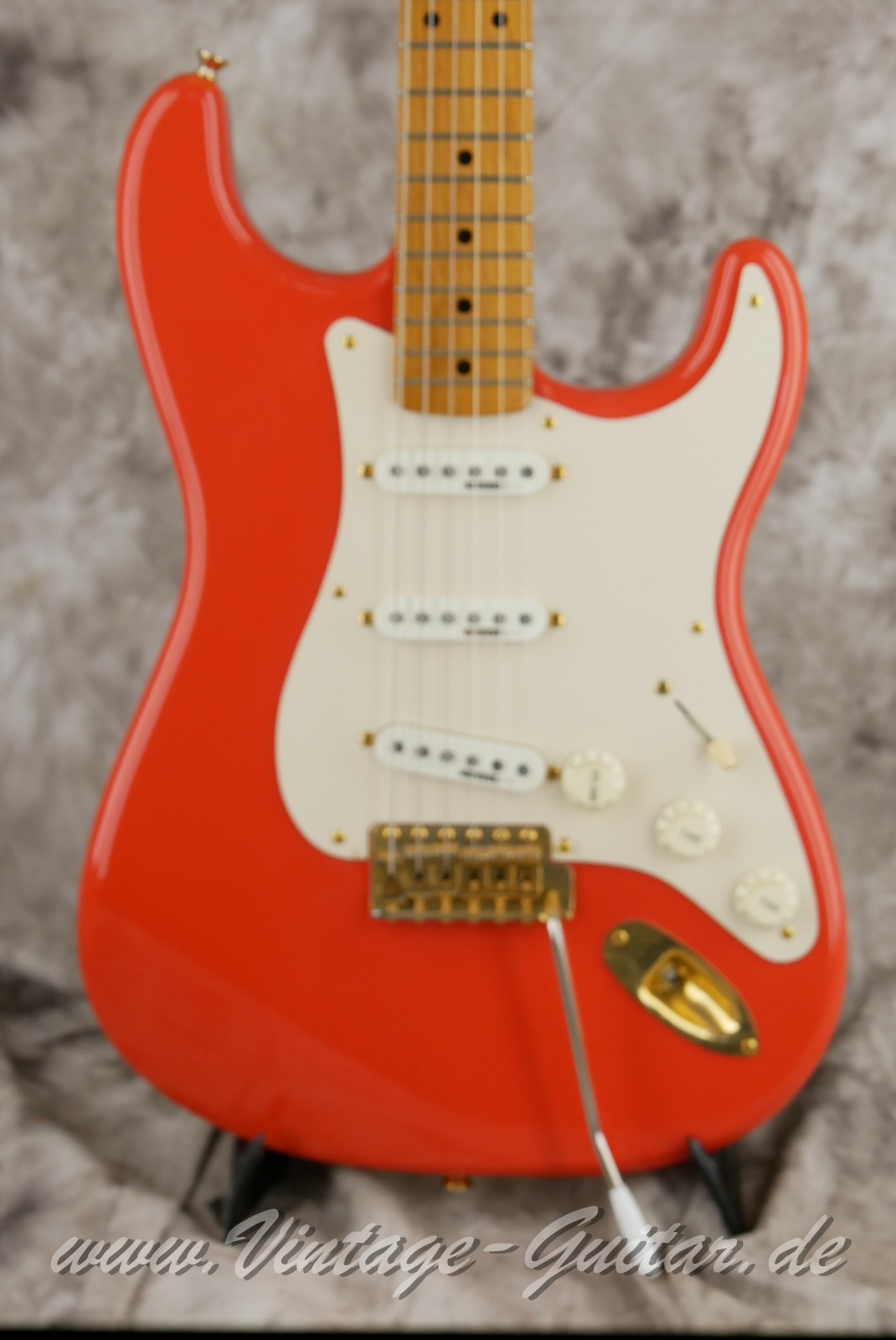 img/vintage/6068/Fender_Stratocaster_classic_player_fiesta_red_Mexico_2006-005.jpg