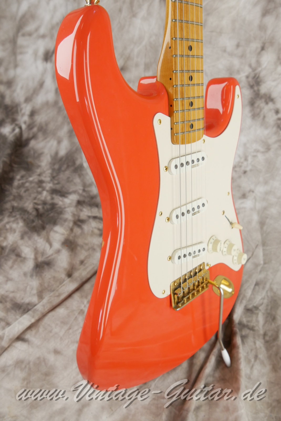 img/vintage/6068/Fender_Stratocaster_classic_player_fiesta_red_Mexico_2006-009.jpg