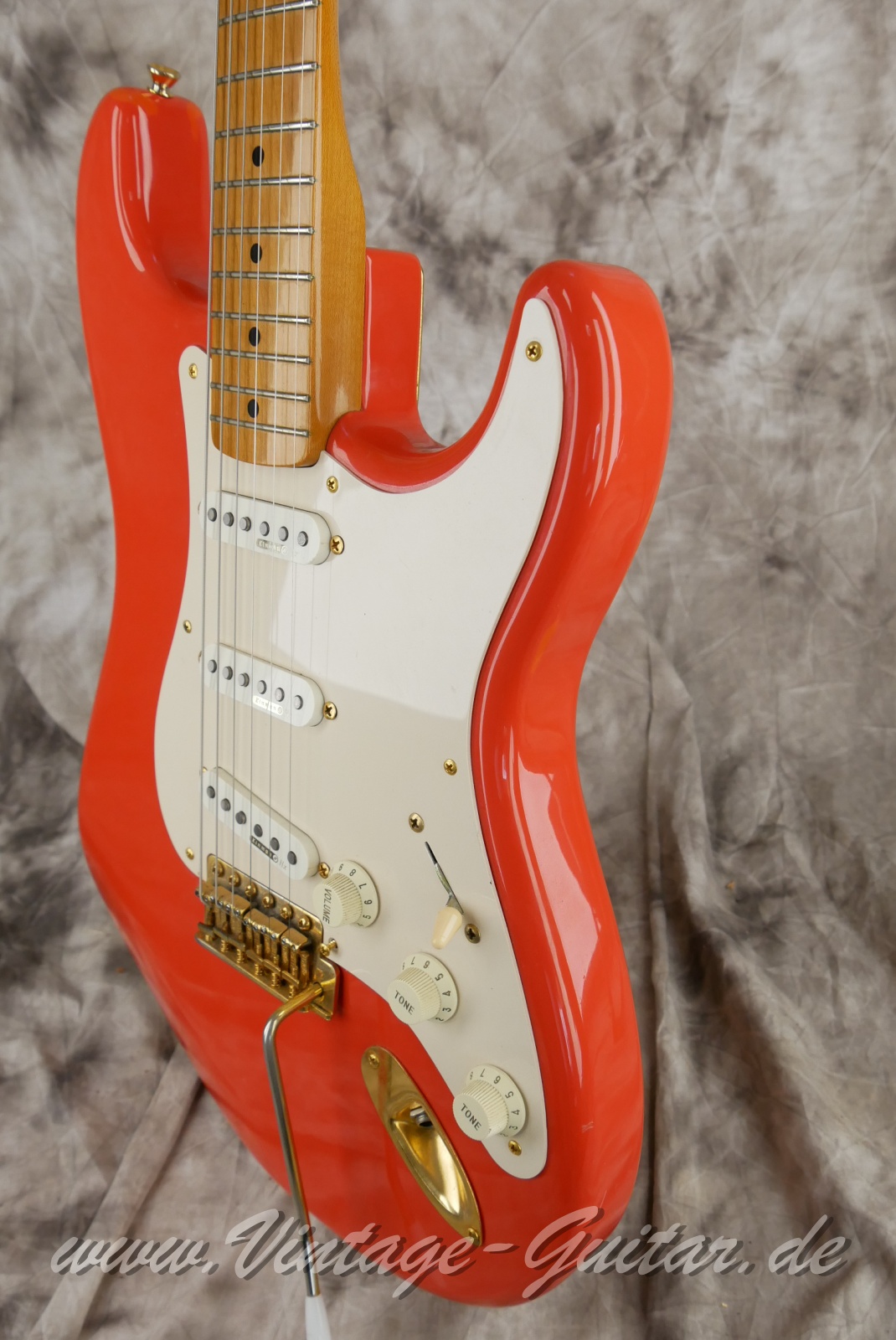 img/vintage/6068/Fender_Stratocaster_classic_player_fiesta_red_Mexico_2006-010.jpg