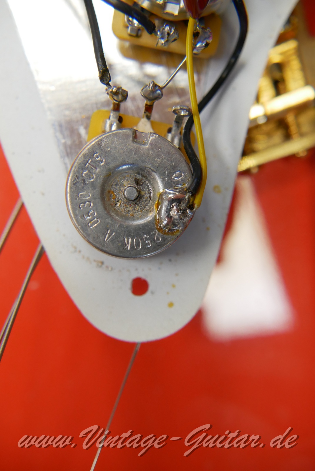 img/vintage/6068/Fender_Stratocaster_classic_player_fiesta_red_Mexico_2006-025.JPG