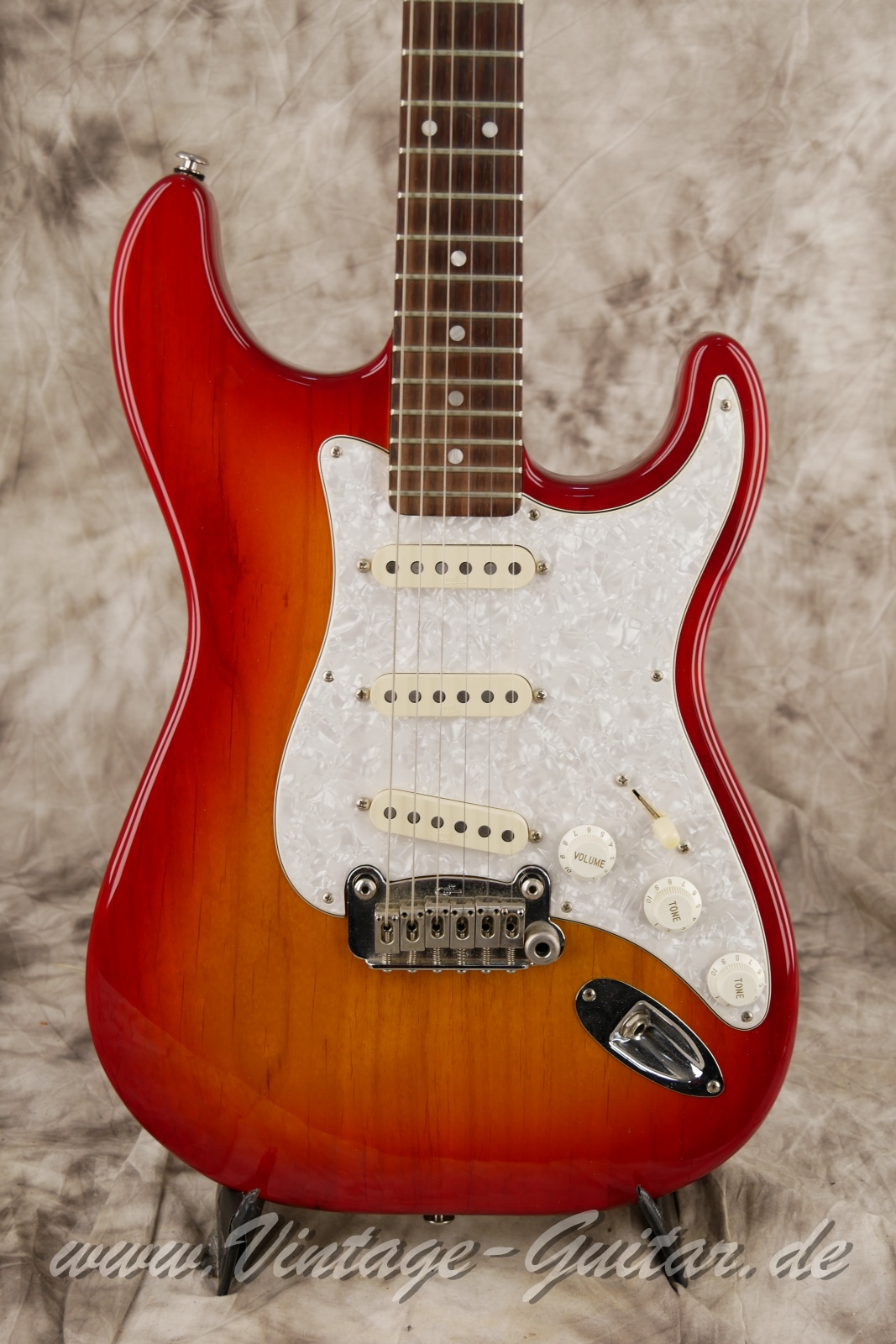 img/vintage/6073/G&L_Legacy_cherry_sunburst_USA_1997-007.jpg