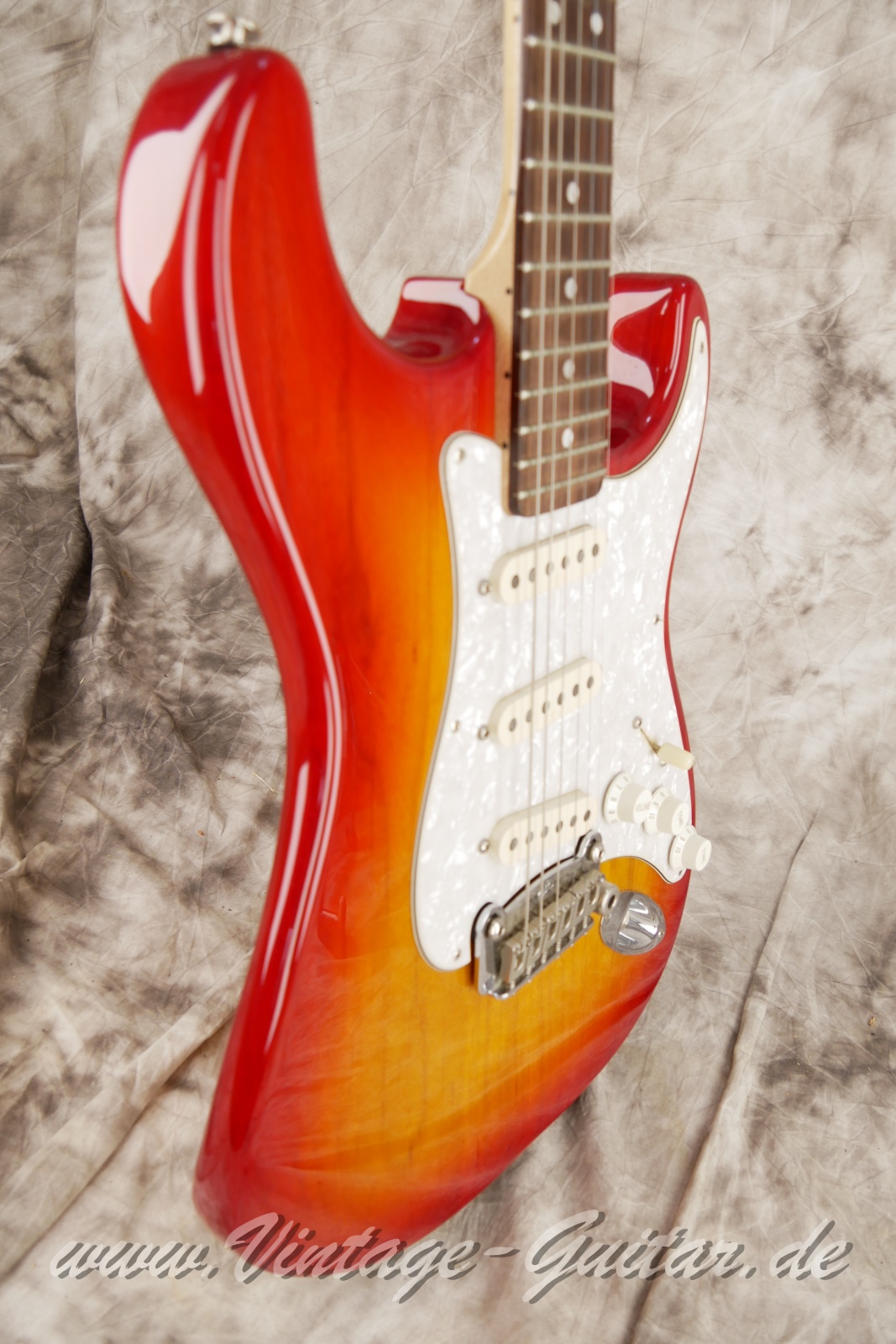 img/vintage/6073/G&L_Legacy_cherry_sunburst_USA_1997-009.jpg