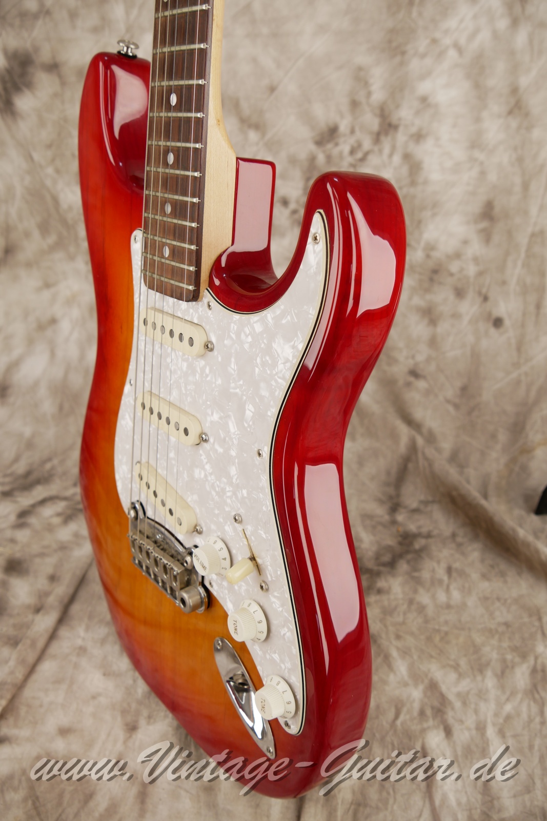 img/vintage/6073/G&L_Legacy_cherry_sunburst_USA_1997-010.jpg