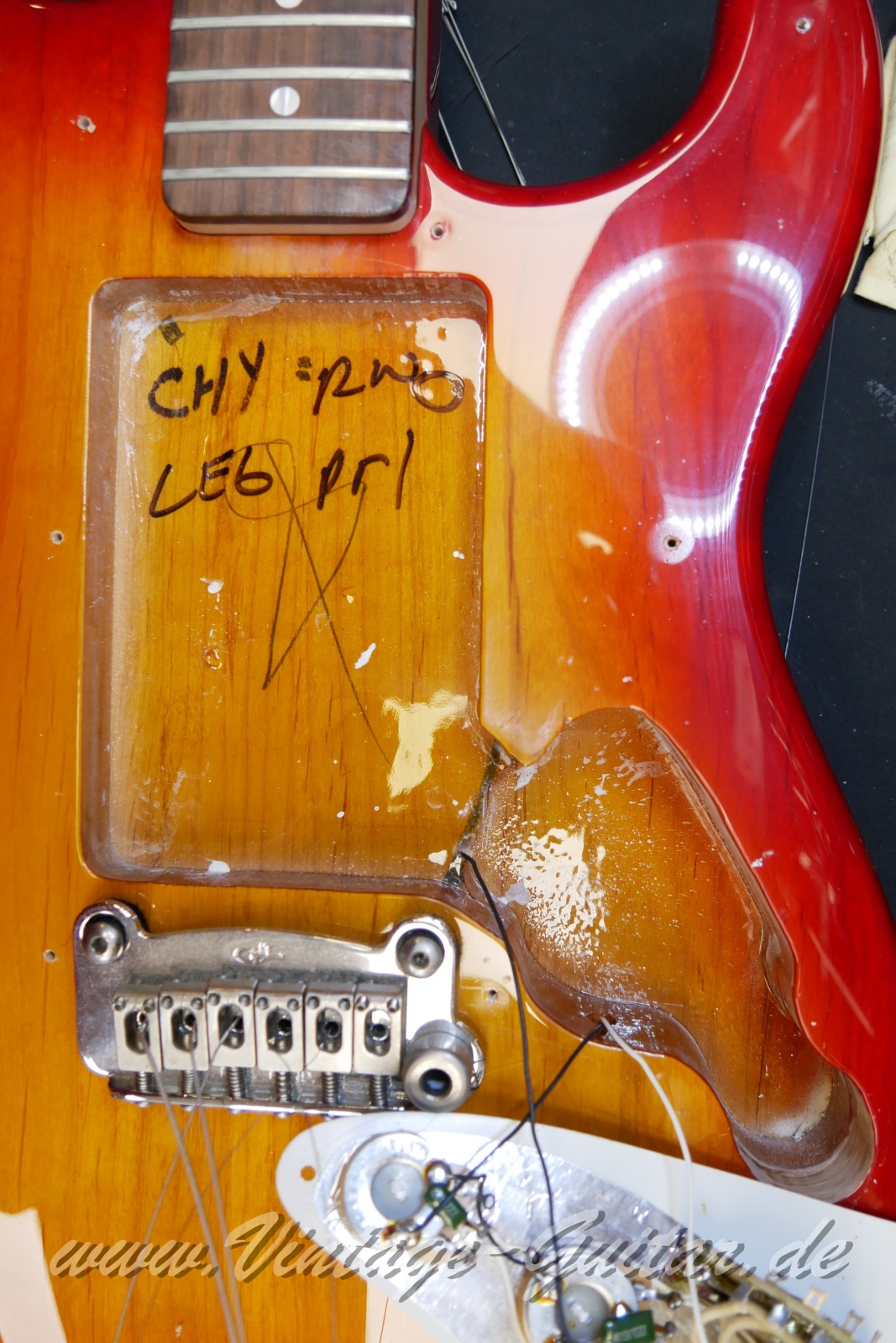 img/vintage/6073/G&L_Legacy_cherry_sunburst_USA_1997-013.jpg