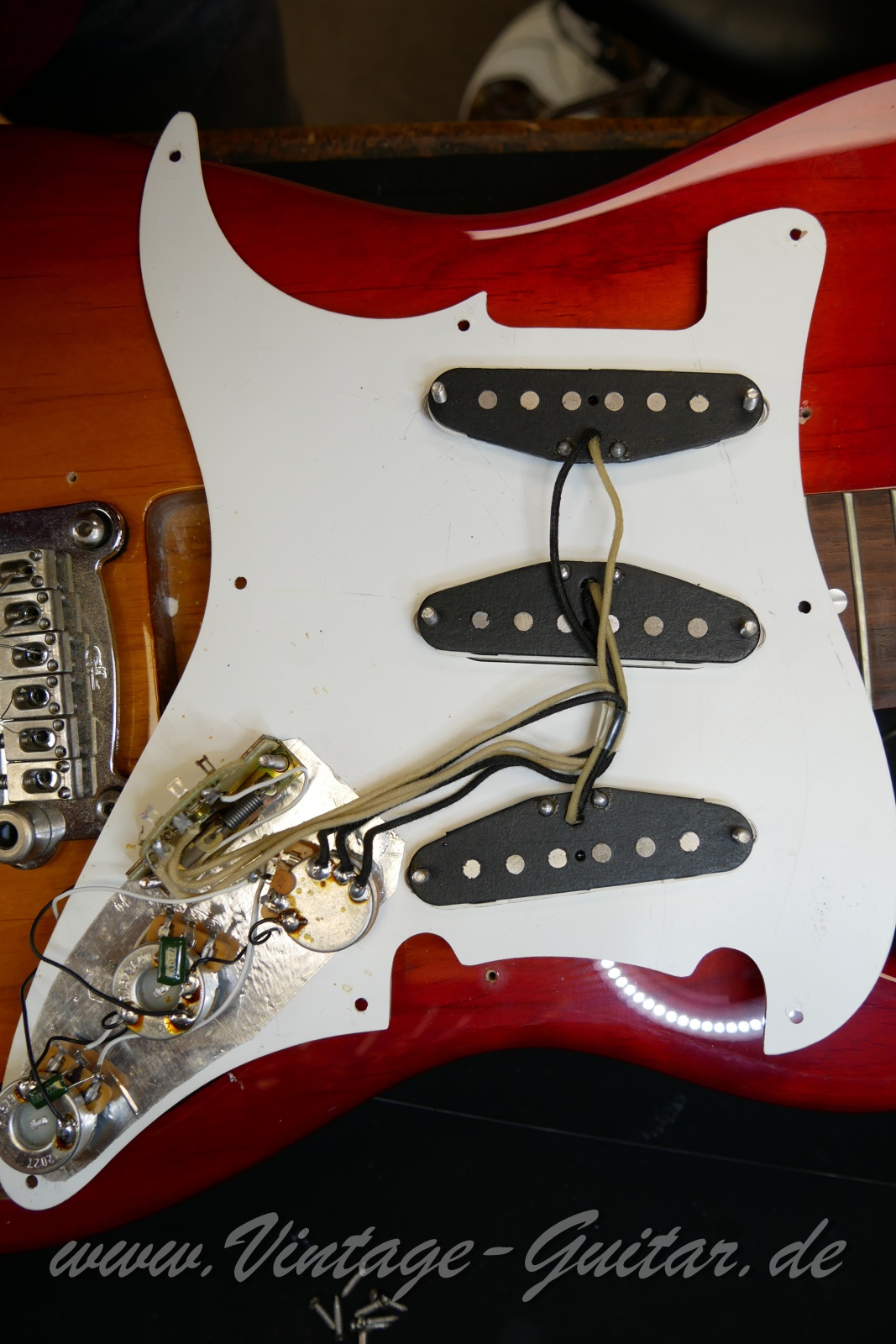 img/vintage/6073/G&L_Legacy_cherry_sunburst_USA_1997-014.JPG