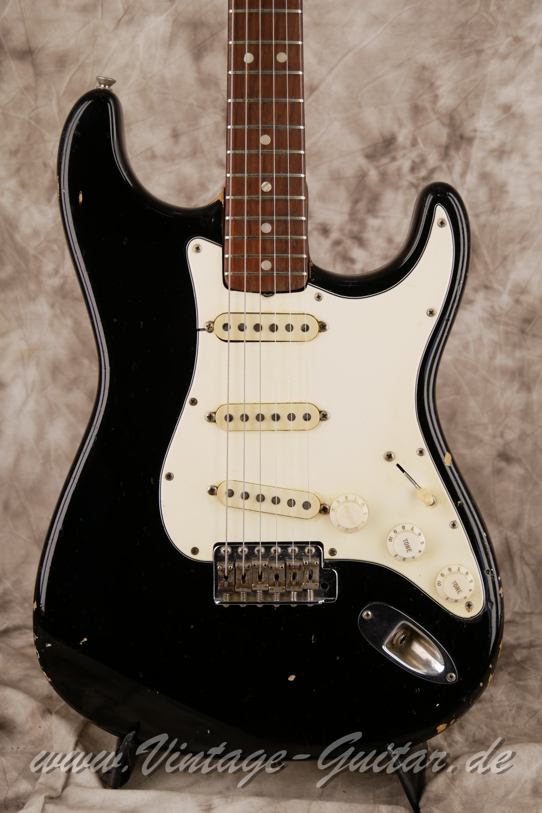 img/vintage/6075/Fender_Stratocaster_black_common_color_1969-007.jpg