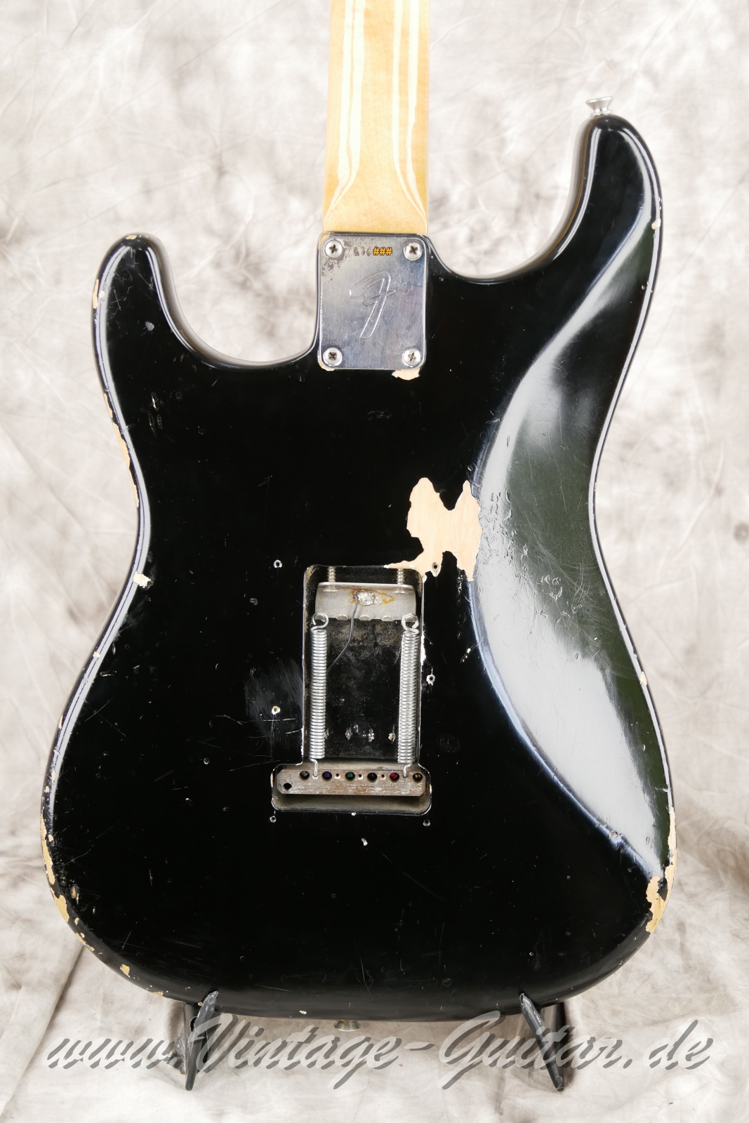 img/vintage/6075/Fender_Stratocaster_black_common_color_1969-008.JPG
