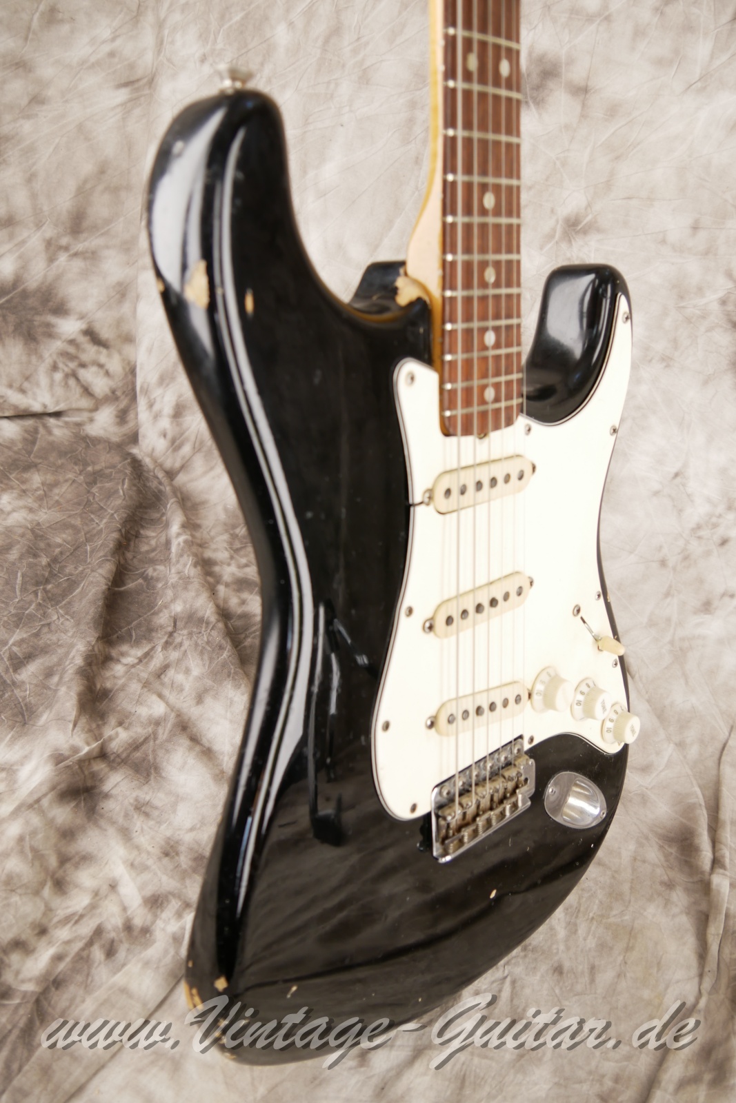 img/vintage/6075/Fender_Stratocaster_black_common_color_1969-009.jpg