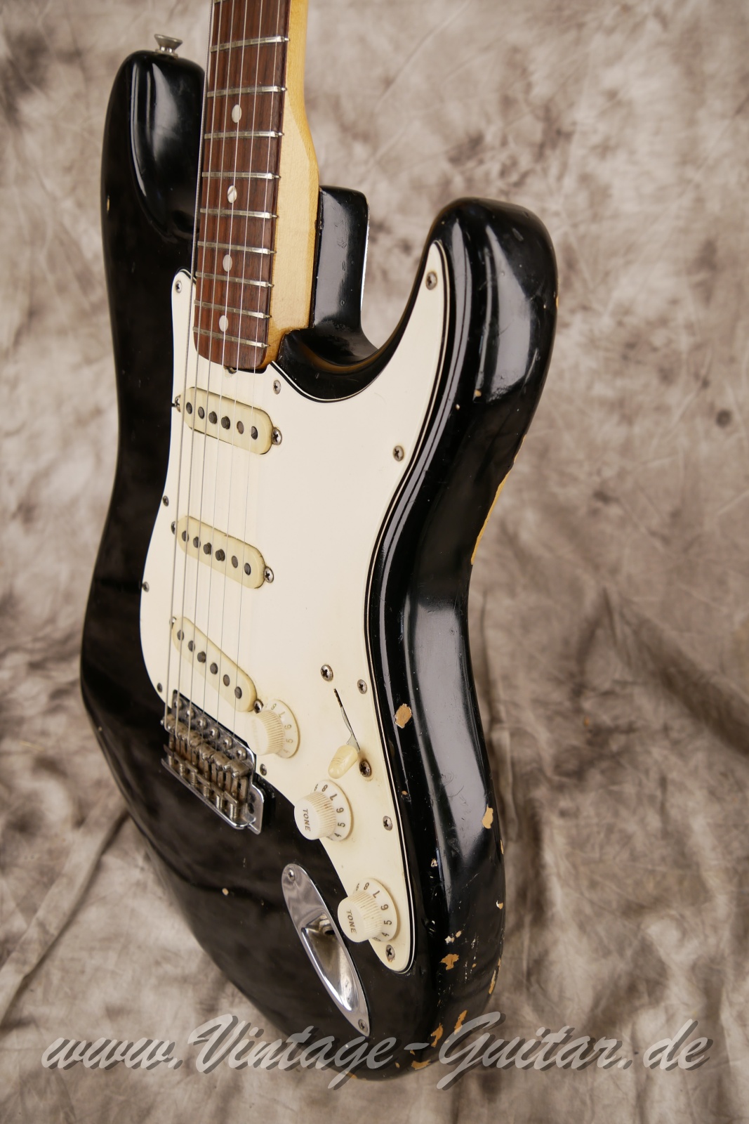 img/vintage/6075/Fender_Stratocaster_black_common_color_1969-010.jpg