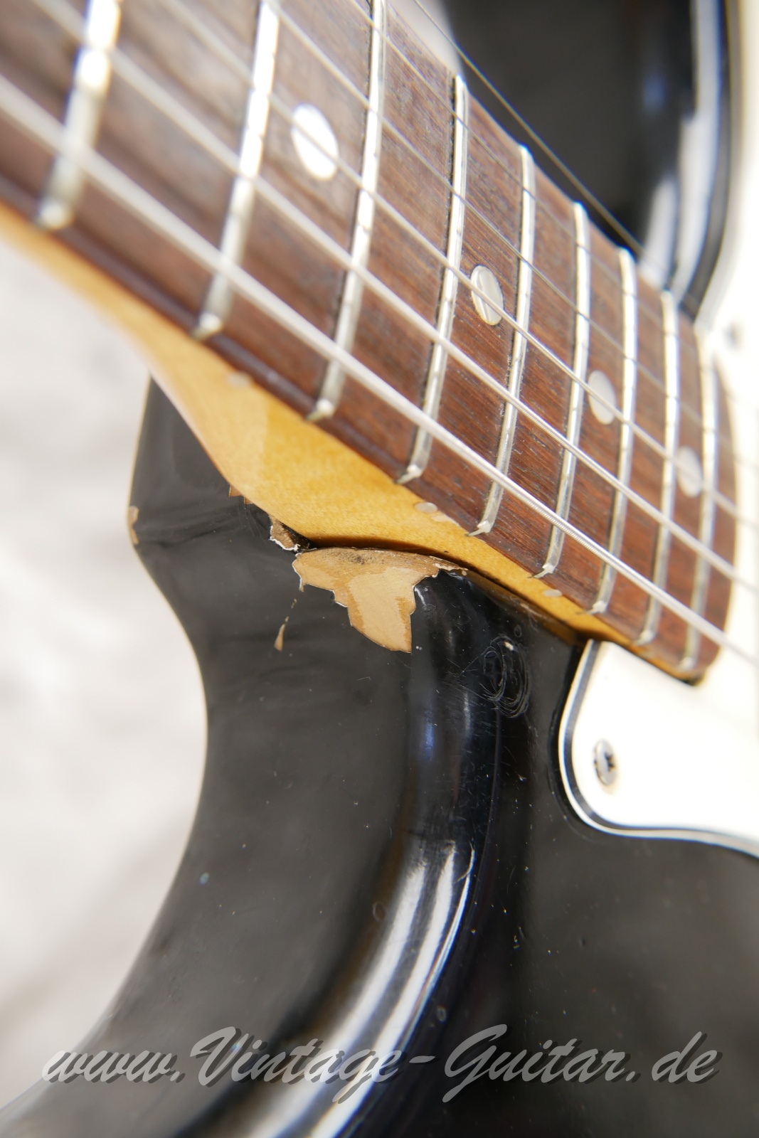 img/vintage/6075/Fender_Stratocaster_black_common_color_1969-014.JPG