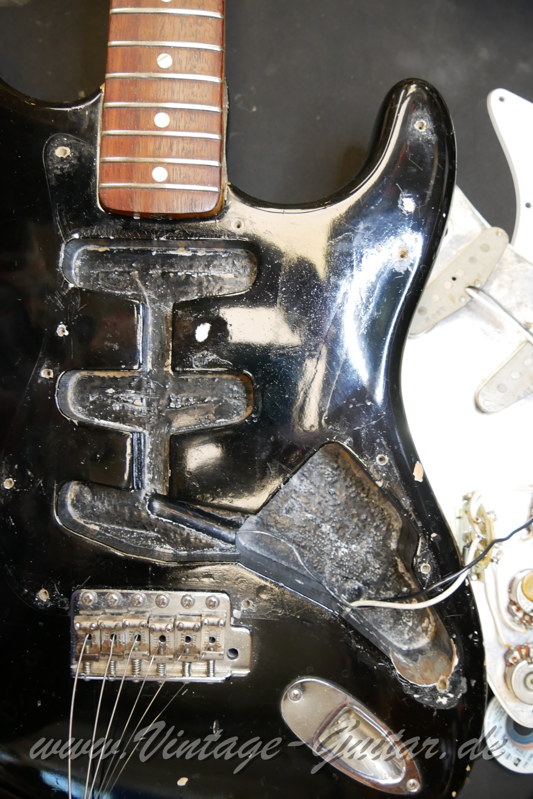 img/vintage/6075/Fender_Stratocaster_black_common_color_1969-026.jpg