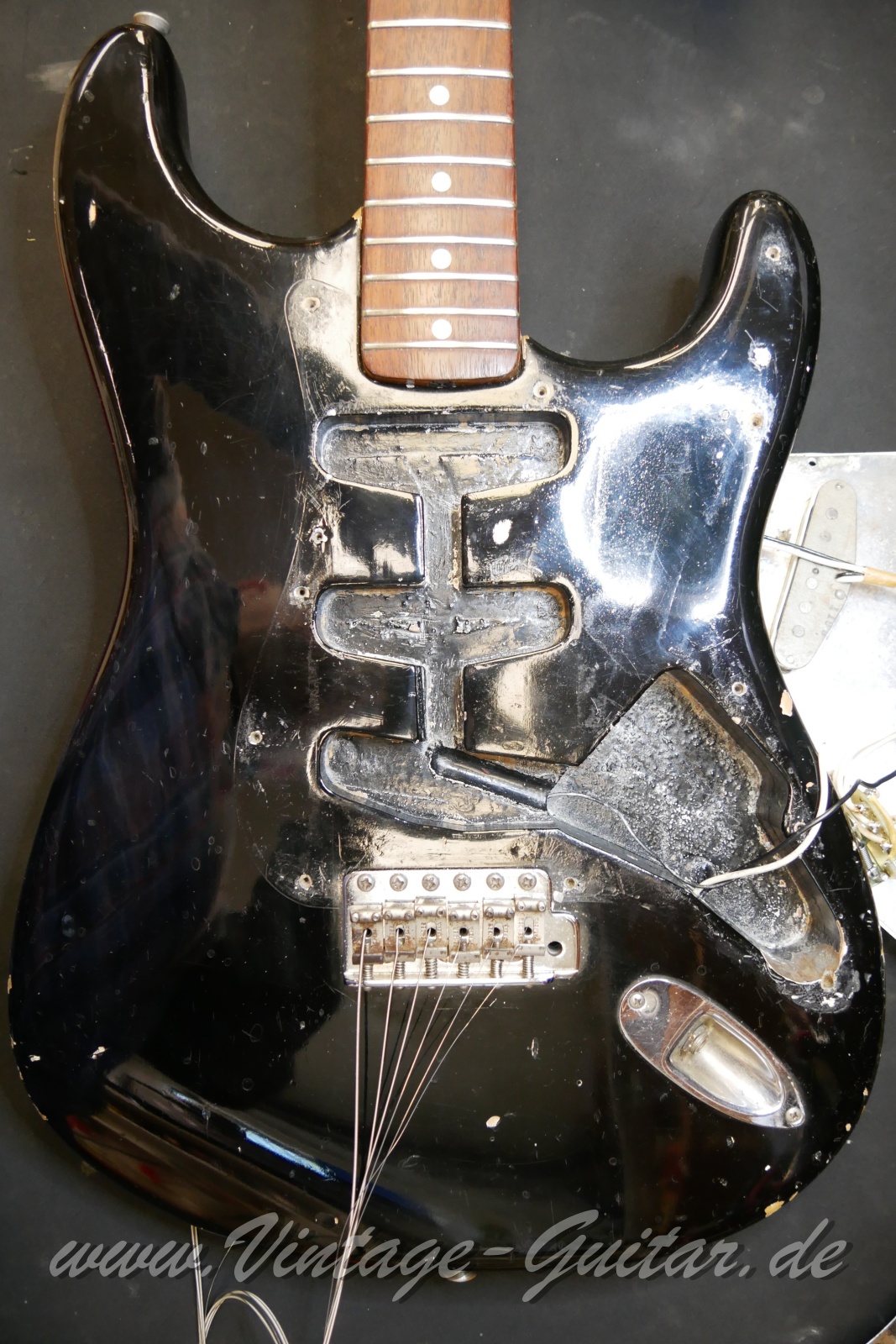 img/vintage/6075/Fender_Stratocaster_black_common_color_1969-027.jpg