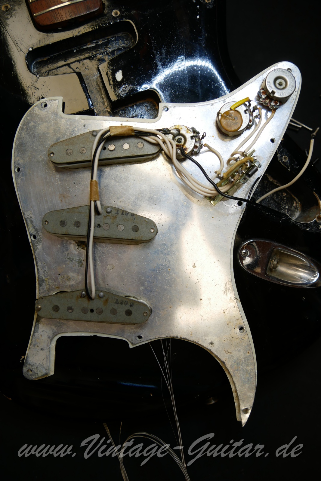 img/vintage/6075/Fender_Stratocaster_black_common_color_1969-028.jpg