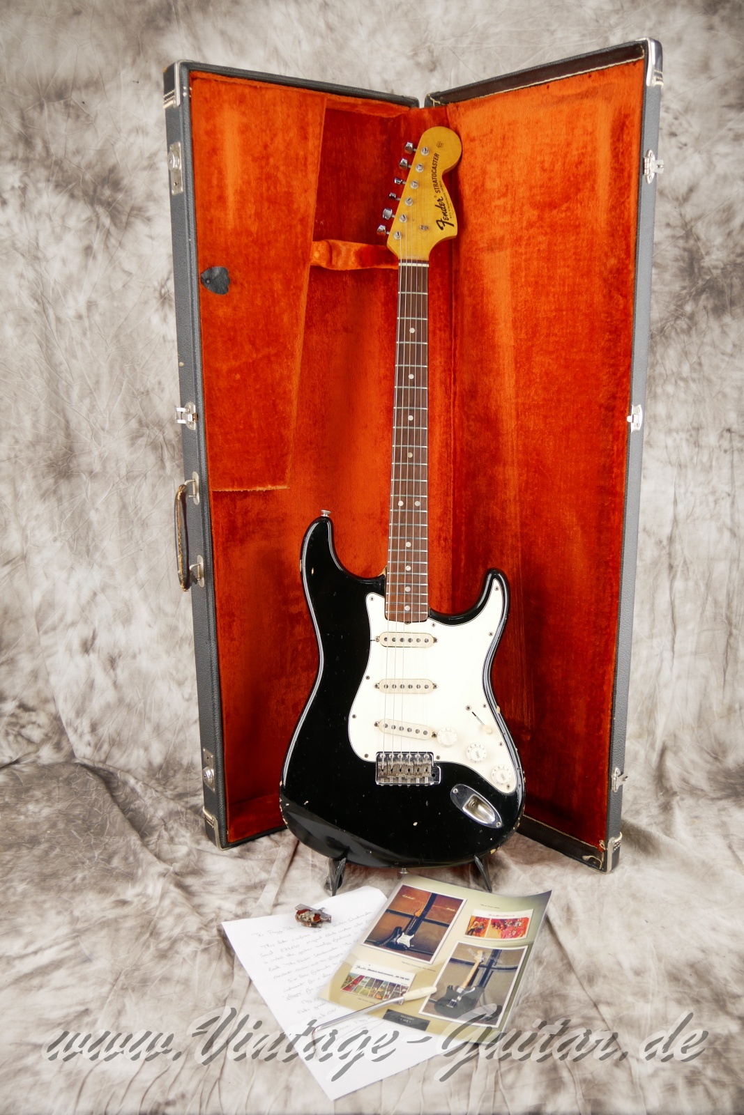 img/vintage/6075/Fender_Stratocaster_black_common_color_1969-038.jpg