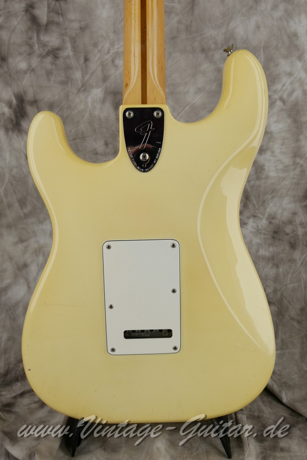 img/vintage/6076/fender_stratocaster_olympic_white_USA_1979-008.JPG