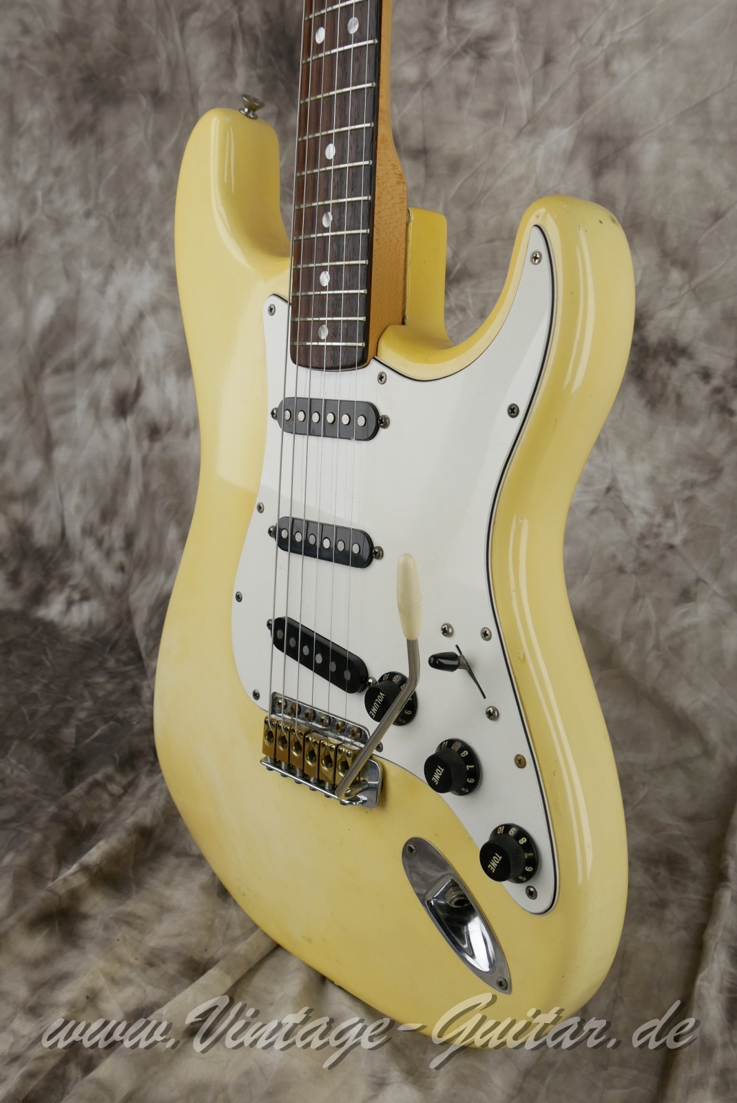 img/vintage/6076/fender_stratocaster_olympic_white_USA_1979-010.JPG