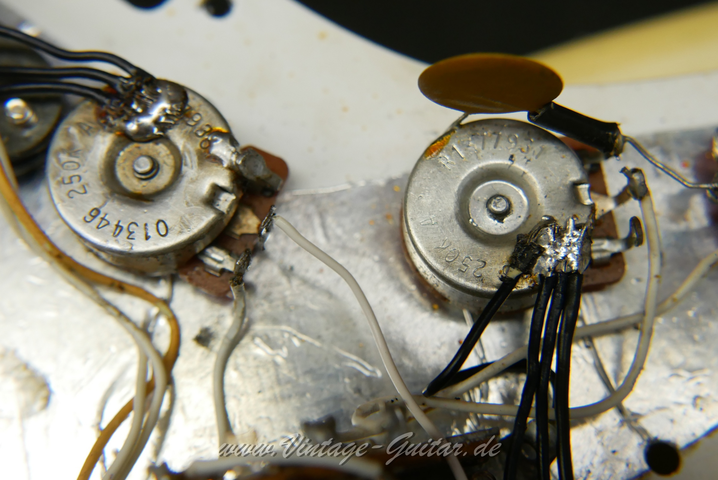 img/vintage/6076/fender_stratocaster_olympic_white_USA_1979-015.JPG