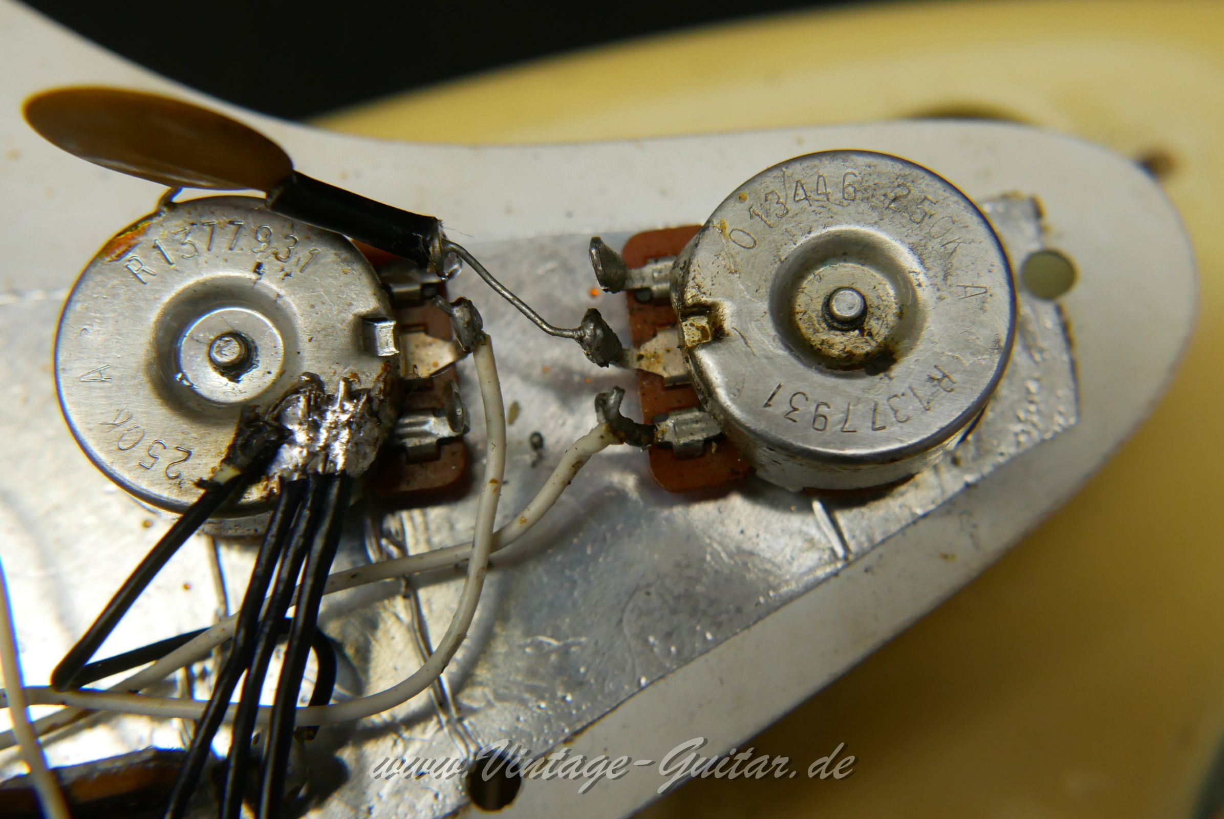 img/vintage/6076/fender_stratocaster_olympic_white_USA_1979-016.JPG