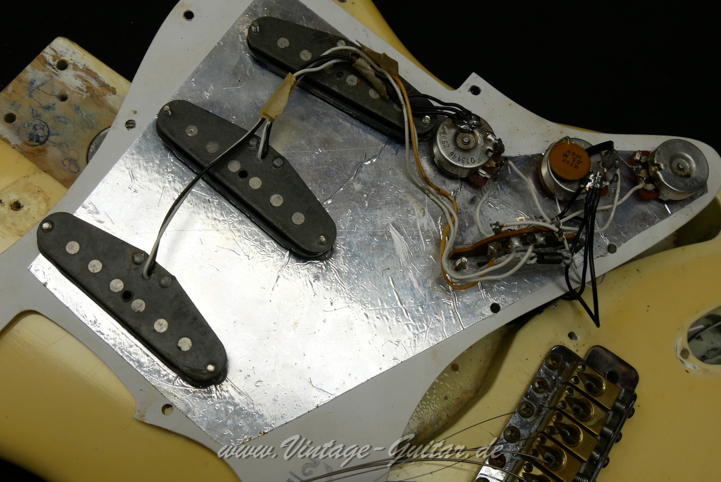 img/vintage/6076/fender_stratocaster_olympic_white_USA_1979-020.JPG