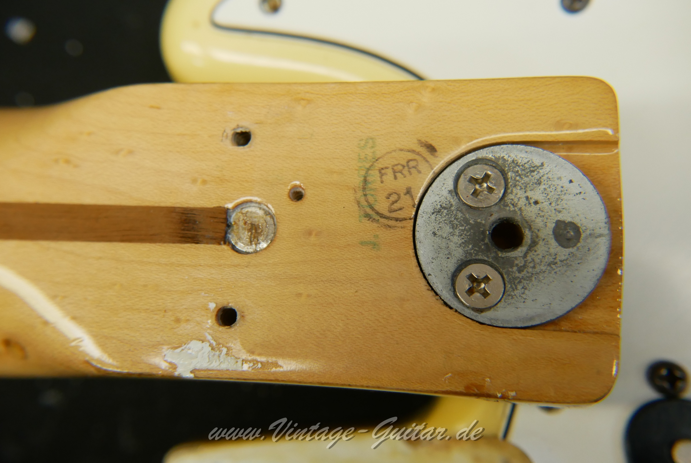 img/vintage/6076/fender_stratocaster_olympic_white_USA_1979-024.JPG