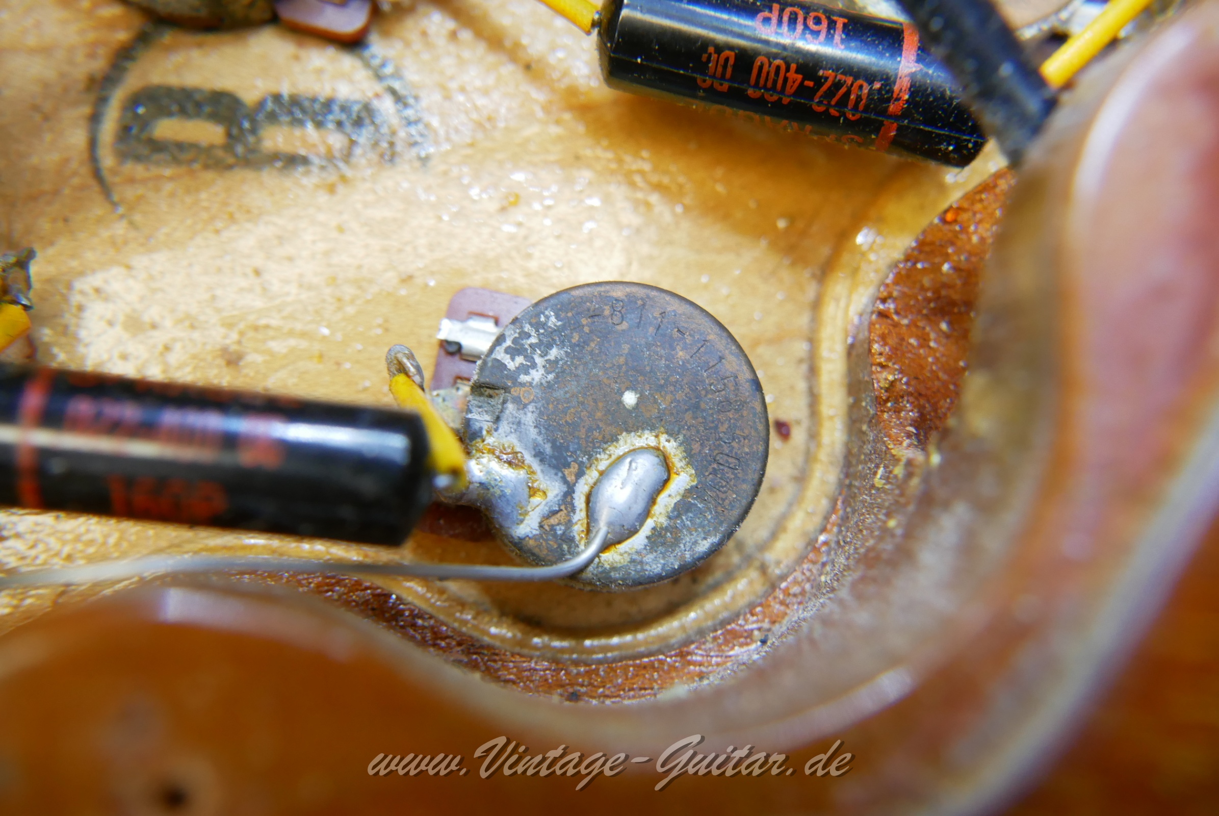 img/vintage/6078/gibson_les_paul_deluxe_goldtop_USA_1970-018.JPG