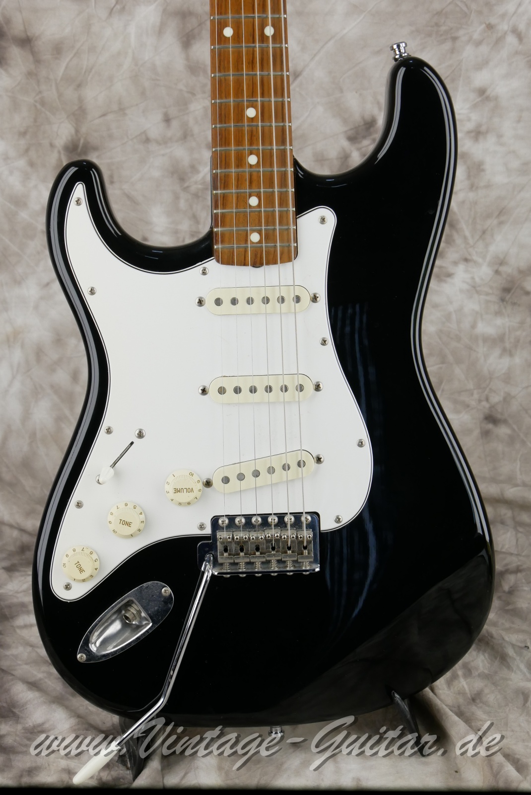 img/vintage/6101/Fernandes_Strat_model_lefthand_black_Japan_1992-007.JPG