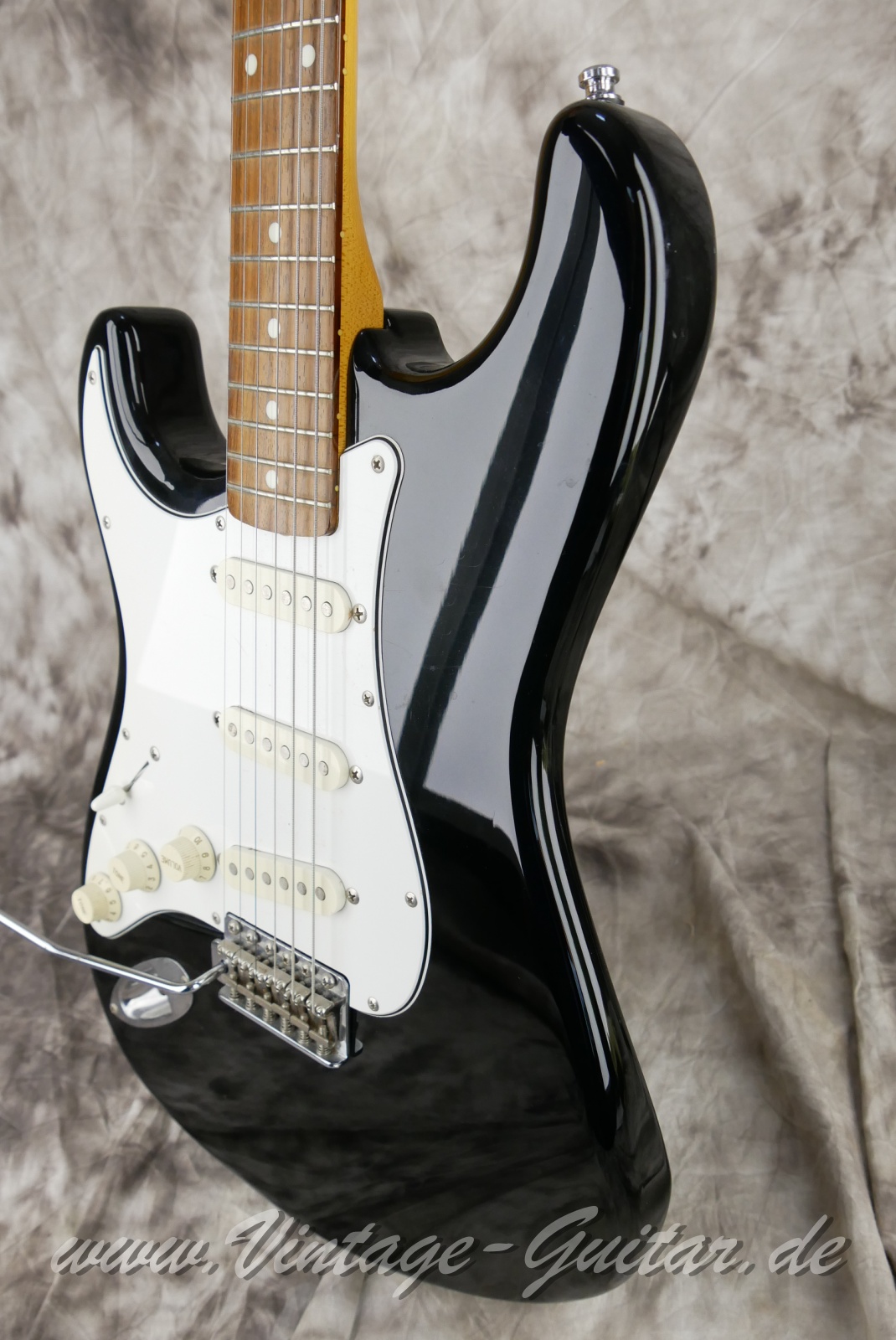 img/vintage/6101/Fernandes_Strat_model_lefthand_black_Japan_1992-010.JPG