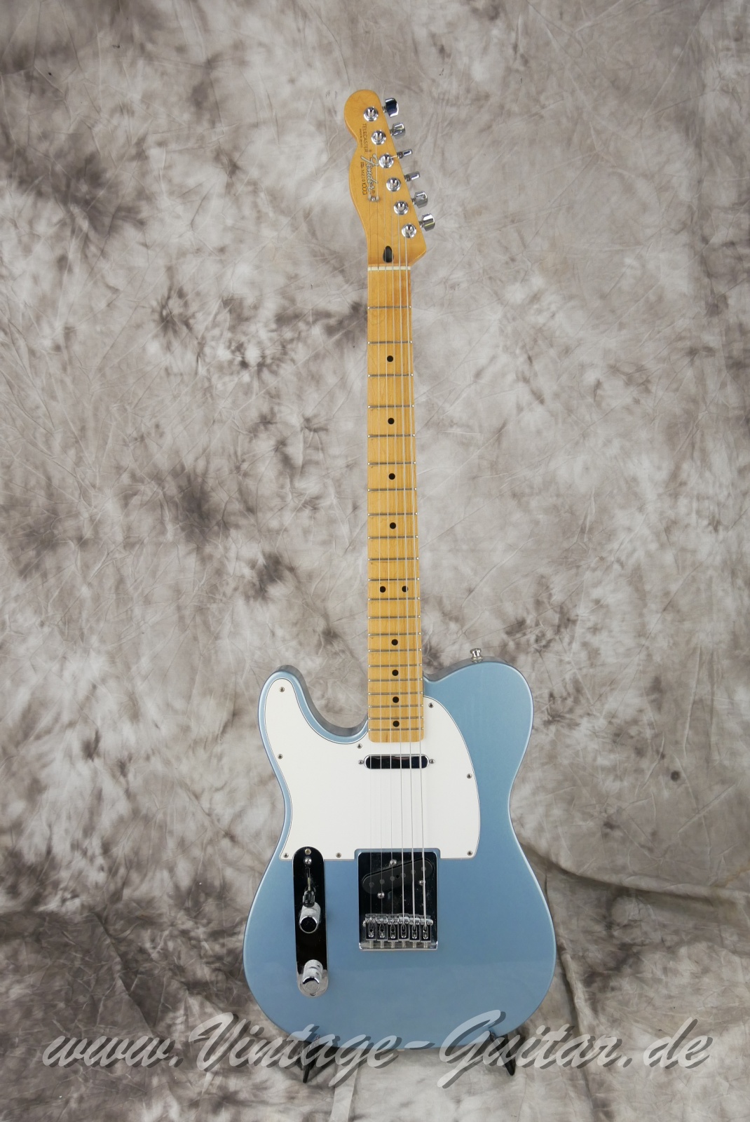 img/vintage/6110/Fender_Telecaster_Std_lefthand_blue_agave_Mexico_2002-001.JPG