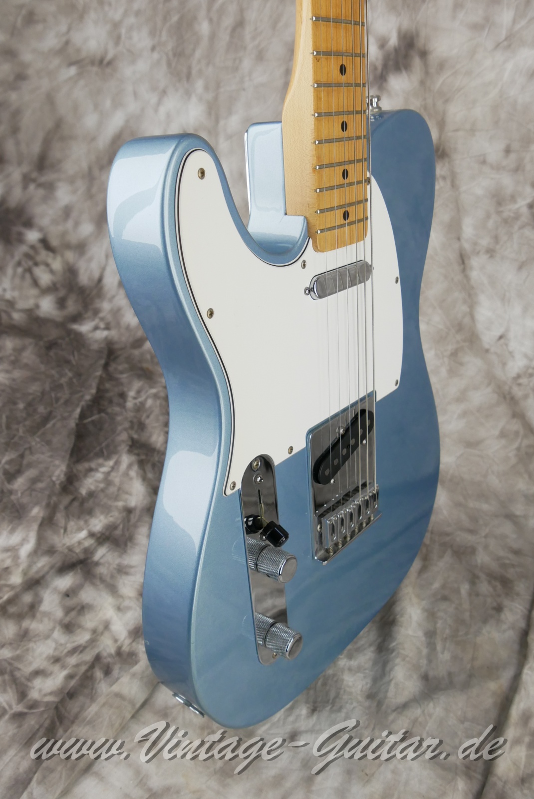 img/vintage/6110/Fender_Telecaster_Std_lefthand_blue_agave_Mexico_2002-009.JPG