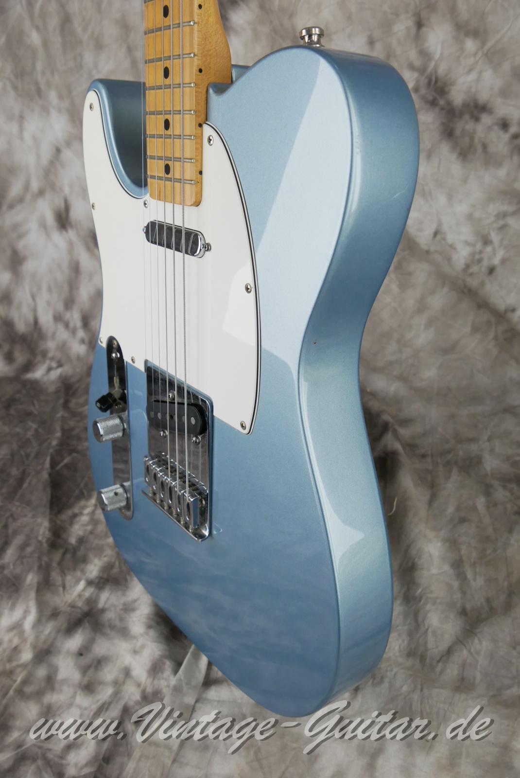 img/vintage/6110/Fender_Telecaster_Std_lefthand_blue_agave_Mexico_2002-010.JPG