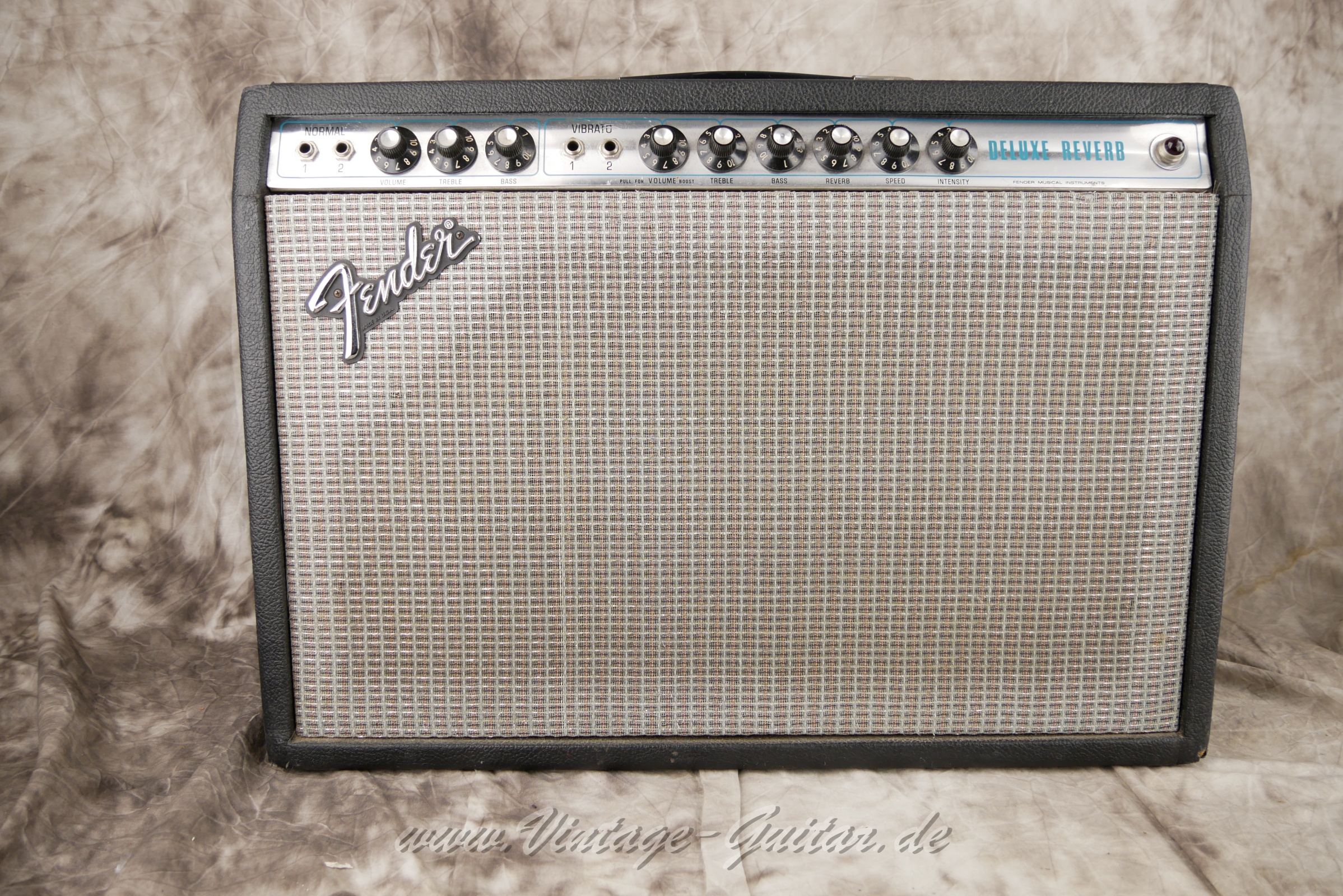 Fender-Deluxe-Reverb-Silverface-1978-001.JPG