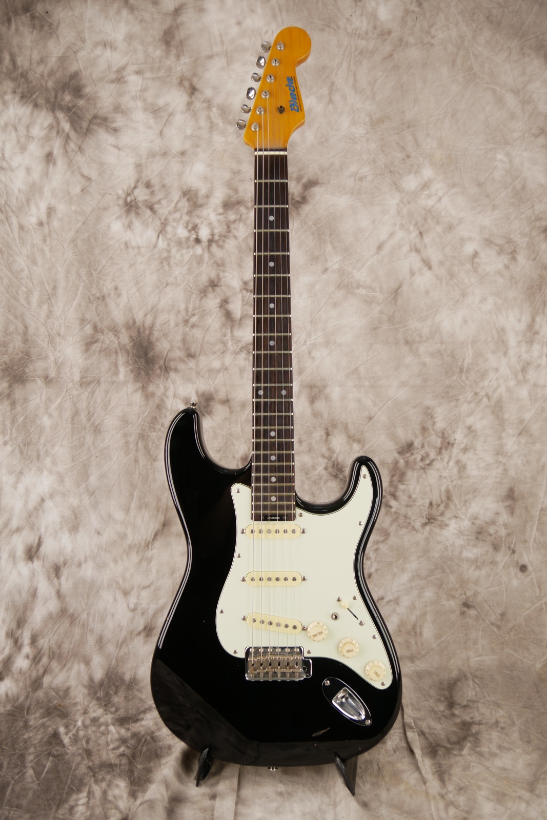 Blade-by-Levinson-R-2-Stratocaster-1990c.-Japan-black-01.jpg