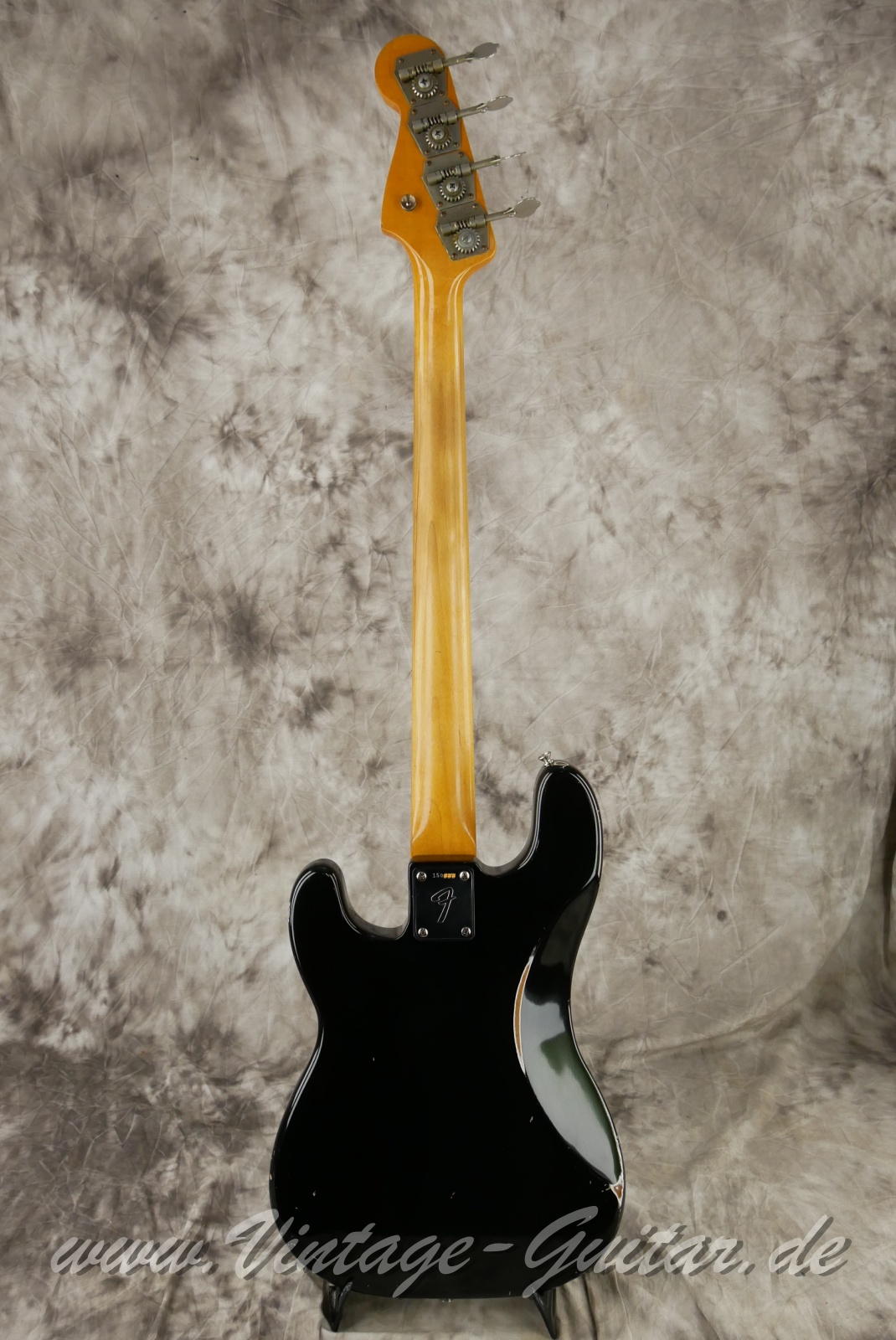 img/vintage/6187/fender_precision_bass_1966_black_refin_USA-002.JPG