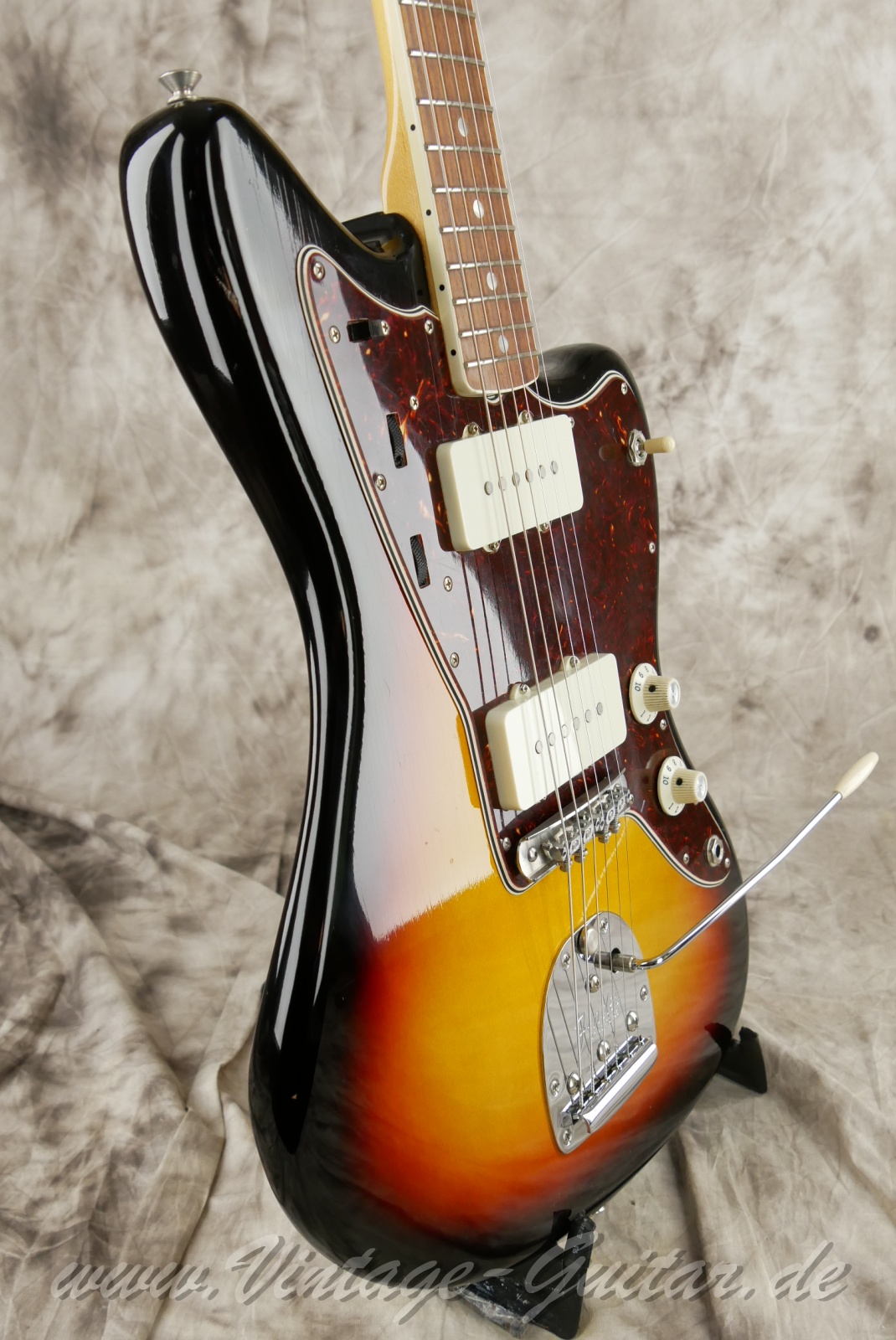 img/vintage/6190/fender_jazzmaster_american_vintage_65_2014_sunburst_USA-09.jpg